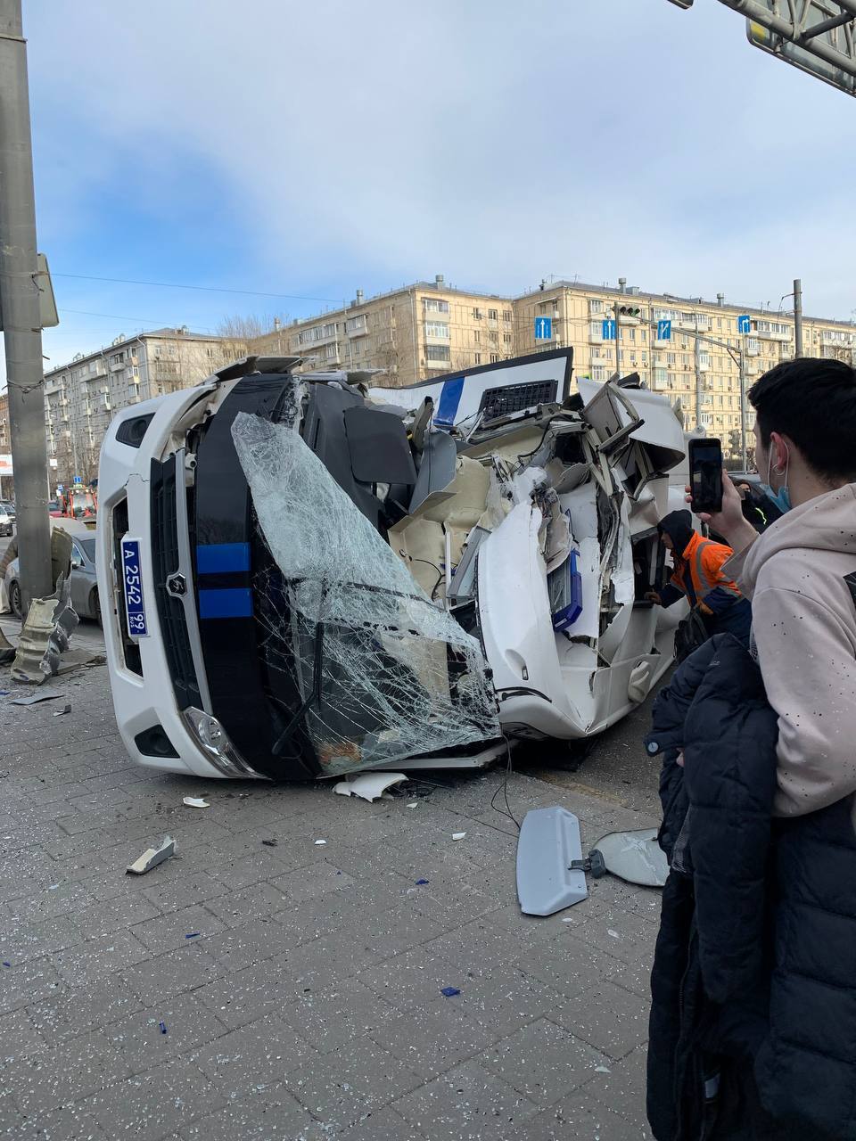 Автозак, попавший в аварию, 6 марта 2022 год / Фото предоставлены задержанным Автозак, попавший в аварию, 6 марта 2022 год / Фото предоставлены задержанным