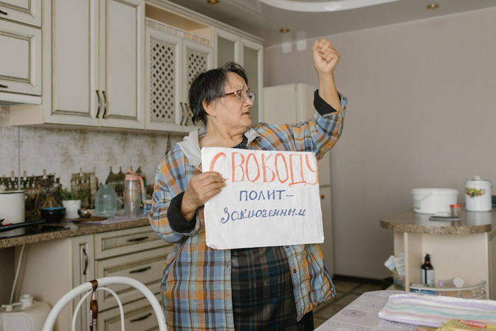 <em>Poster reads: «Freedom for political prisoners!»</em>