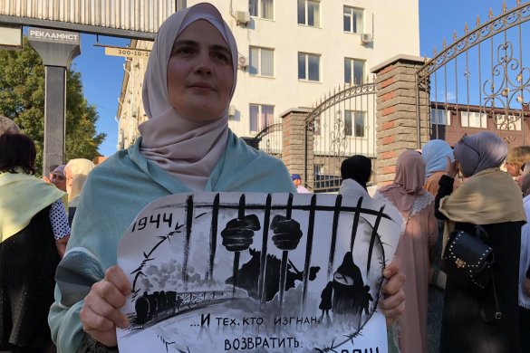 «Ekinci Bağçasaray gruppa"sınıñ şahıslarına makeme ükümi çıqarmazdan evel Cenübiy daire arbiy mahkeme binası yanında turğan qırımtatar faaller. 2020 senesi ilk küz ay (sentâbr) 16/ Resim: «Qırım birdemligi».