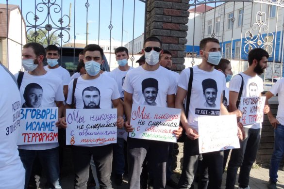 «Ekinci Bağçasaray gruppa"sınıñ şahıslarına makeme ükümi çıqarmazdan evel Cenübiy daire arbiy mahkeme binası yanında turğan qırımtatar faaller. 2020 senesi ilk küz ay (sentâbr) 16/ Resim: «Qırım birdemligi»."Ekinci Bağçasaray gruppa"sınıñ şahıslarına makeme ükümi çıqarmazdan evel Cenübiy daire arbiy mahkeme binası yanında turğan qırımtatar faaller. 2020 senesi ilk küz ay (sentâbr) 16/ Resim: «Qırım birdemligi».