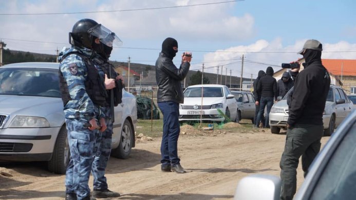 Масові обшуки у будинках кримських татар, Сімферопольський район, 27 березня 2019 року / Фото: «Кримська солідарність».