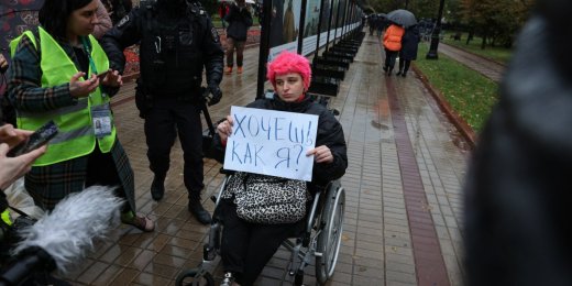 Женщины в черном и мужчины с повестками: итоги акций 24 сентября против мобилизации