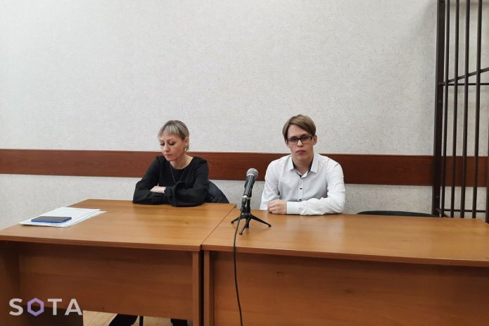 <em>Yaroslav Inozemtsev and his mother during the pronouncement of the verdict, July 2022 / Photo: SOTA</em>