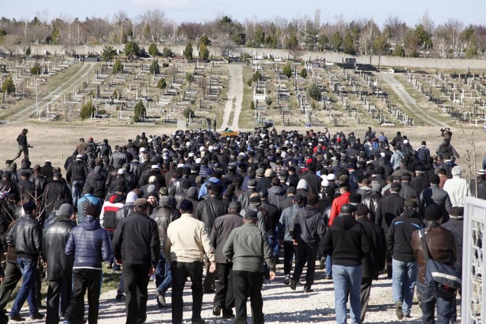 Hırsızlağan ve 2014 sene saban ayında öldürilgen qırımtatar faali Reşat Ametovnıñ cenazesi. Aqmescit şeeriniñ «Abdal» mezarlığı, 2014 sene saban ayı 18 / Foto: «Krım.Realii”(RFE/RL)