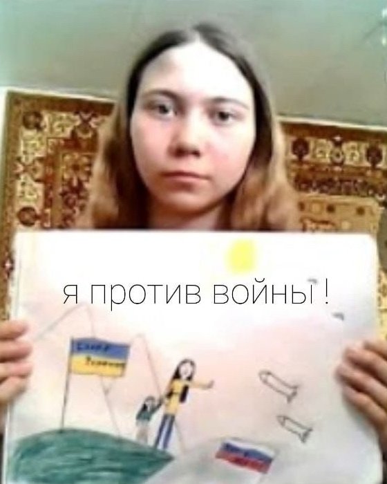 Маша с рисунком, из-за которого на семью обратили внимание правоохранительные органы / Фото предоставлено отцом Маши