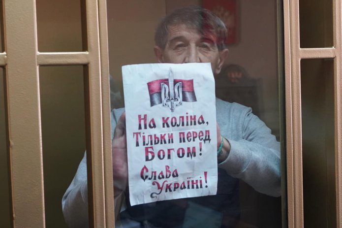 2020 senesi ilk yaz ayı (iyün) 9, Rostov-na-Donu şeerindeki Cenübiy daire arbiy mahkemesinde Oleg Prihodko plakat ile/ Resim «Qırım birdemligi»