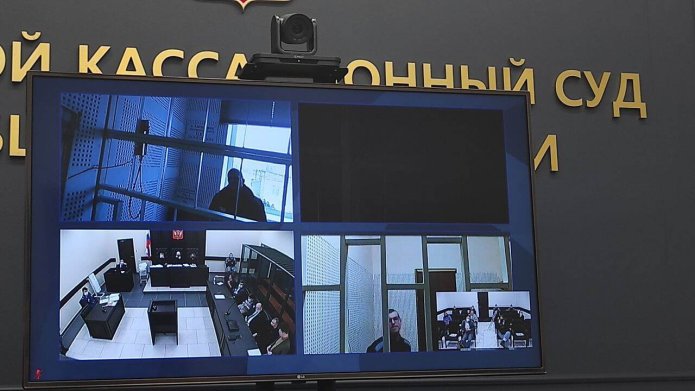 В комнате видеоконференцсвязи Вячеслава Крюкова выключен свет. Большую часть заседания он сидит в темноте / Фото: телеграм-канал «Дело „Нового величия“»
