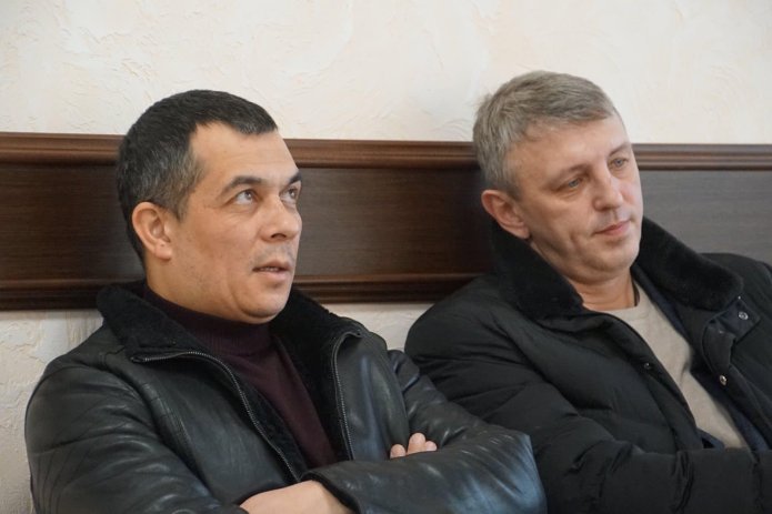 Abulqatlar Emil Kürbedinov ve Aleksey Ladin Rostov-na Donu şeerindeki Denübiy arbiy mahkemesinde «ekinci Aqmescit gruppası"nıñ şahıslarına qarar çıqaruvını bekleyler. 2023 senesi qara qış ayı (yanvar) 11/ Resim: «Qırım birdemligi».
