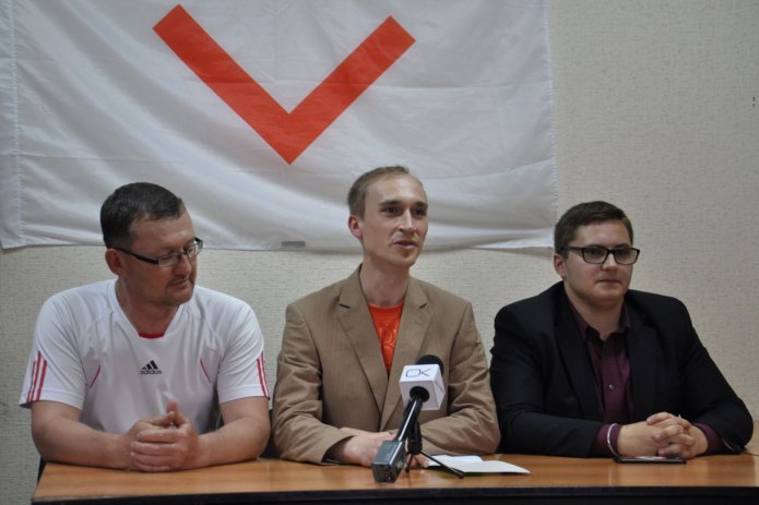 Сергей Рыжов (посередине) на собрании партии «Свободные люди» / Фото: Анастасия Лухминская, RFE/RL