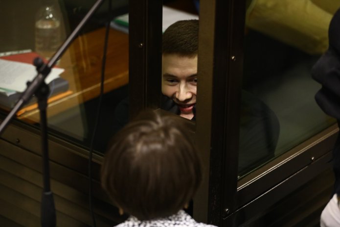 Виктор Филинков общается со своей защитницей Евгенией Кулаковой во время заседания / Фото: Давид Френкель, «Медиазона»