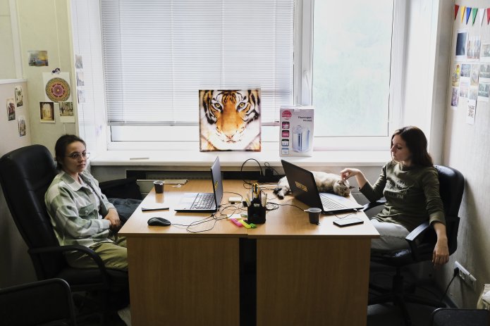 <em>Photo: Staff members of Vechernie Vedomosti Yulia Medvedeva and Alya Trynova, and Maya the cat / Photo: Vechernie Vedomosti archive</em>