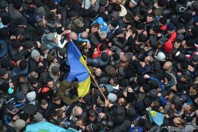 Мітинг-протистояння кримськотатарських і проросійських активістів біля стін Верховної Ради Криму, 26 лютого 2014 року / Фото: Володимир Притула, «Крим.Реалії» (RFE/RL)