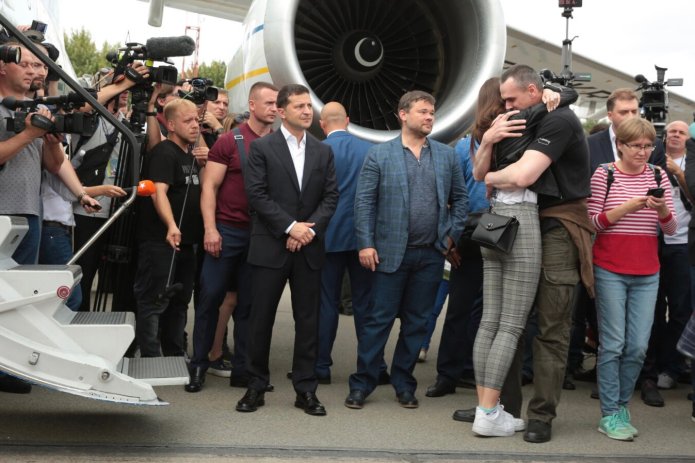 Mabüslernen deñiştirüv çerçivesinde azat etilgen rejissör Oleg Sentsov «Borispol» ava limanında qızını quçaqlay. 2019 senesi 7 ilk küz ayı (sentâbr). Uçaqnı Ukraina prezidenti Vladimir Zelenskiy de qarşılay edi/ Resim: Sergey Nujnenko (RFE/RL).