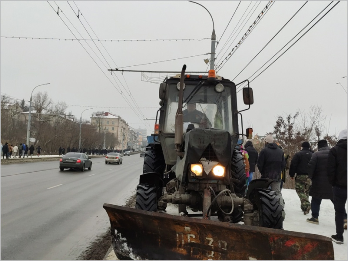 A tractor in the way of protesters on January 23 in Bryansk / Source: "Bryansk. NEWS"