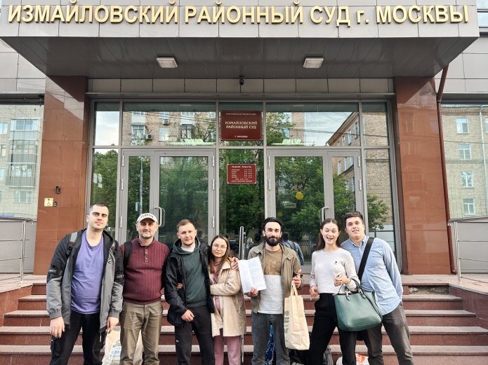 Слева направо — Вячеслав Скузоватов, адвокат Алан Кибизов, Яков Дещенко с женой, Эдуард Лашкаров, адвокаты Дарья Рачилина и Кирилл Андреев на выходе из суда, 6 июня 2023 года / Фото предоставлено Эдуардом Лашкаровым