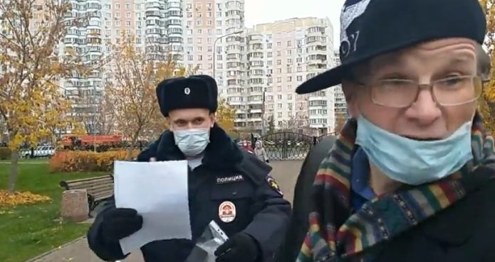 Дмитрий Михайлов перед задержанием / Кадр из трансляции Ольги Сапроновой