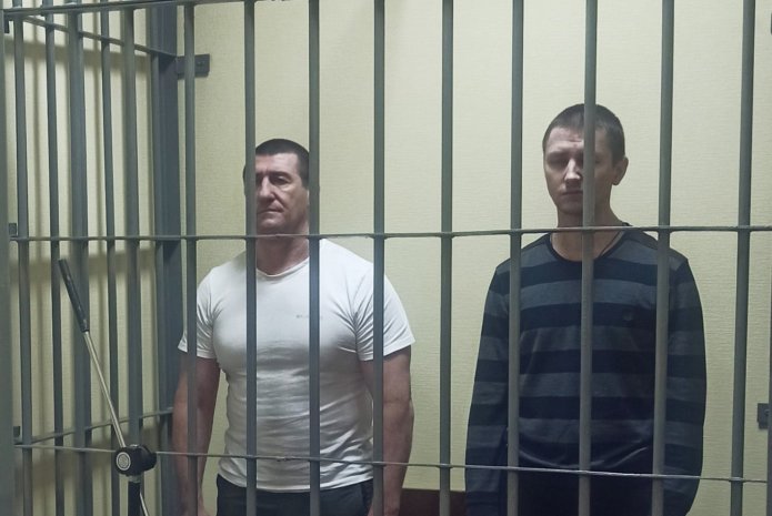 Sergey Kotov (soldan) ve Nikolay Petrovskiy Qırım Yuqarı makemesinde, 2023 senesi ilk küz (sentâbr) ayı/ Resim: makemeniñ matbuat hızmeti.