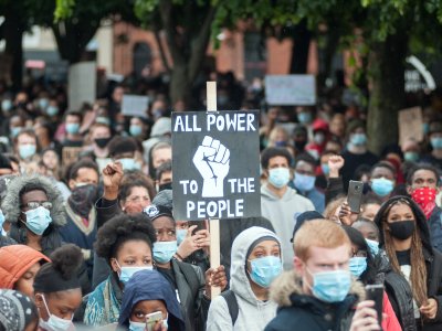 Пандемия и митинги: как ослабевают ограничения свободы собраний в разных странах