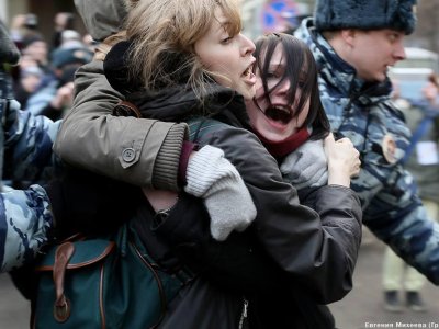 Задержания во время первой попытки огласить приговор