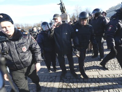 «Они уверены, что нападать на бабушку — это нормально»: рассказ о задержании в Петербурге