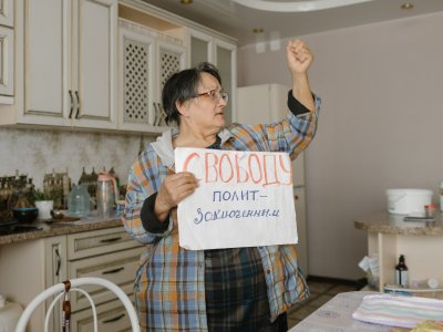 «Піду нацистів бити». Как живет семья протестных фермеров из покинутой деревни, пока их соседи-украинцы идут на войну