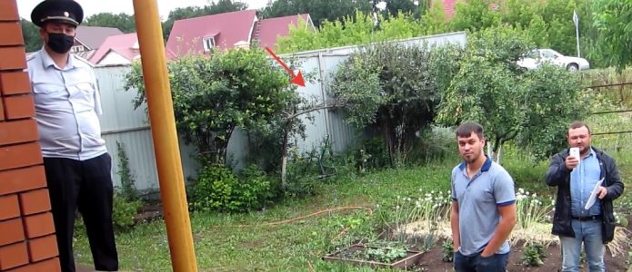 Полицейские у дома блогера / Фото: фейсбук Рашита Ялалова