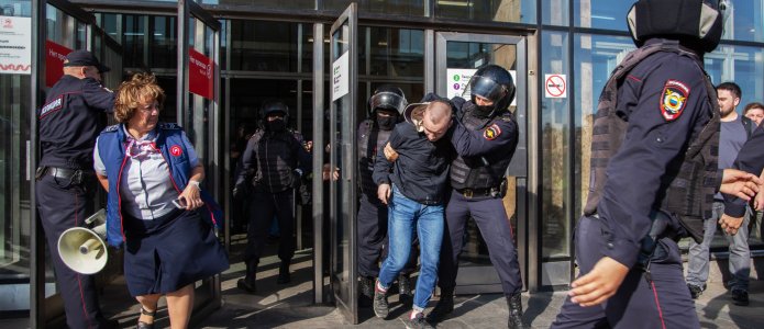 Задержания 3 августа: в какие ОВД привозили и сколько оставили на ночь
